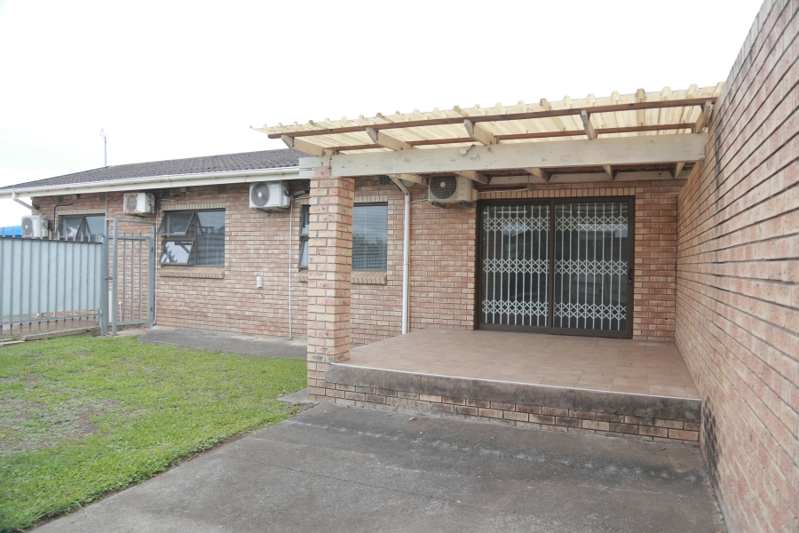 To Let commercial Property for Rent in Beacon Bay North Eastern Cape
